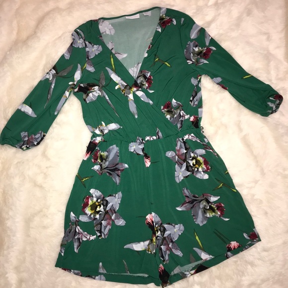 New York & Company Pants - HP!! ❤️ NY & Co Floral V-Neck 3/4 Sleeve Romper